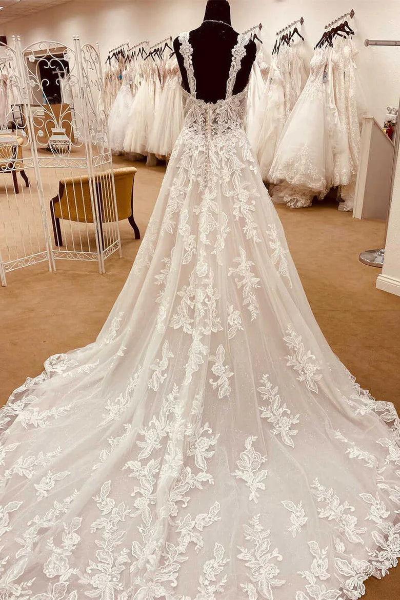 Vestido de novia largo de corte A con tirantes de encaje y escote en forma de corazón